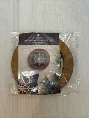 Missouri Star Quilt Co. Snowflake Embroidery Kit w/ Frame Kit 4798